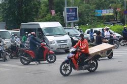 Xe ôm công nghệ vượt đèn đỏ, đi ngược chiều bị khóa tài khoản vĩnh viễn