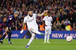 Benzema lập hat-trick khiến Barcelona 'phơi áo' trước Real Madrid ngay trên sân Camp Nou