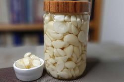 Đổ tỏi vào lọ giấm rồi ngâm theo cách này, bạn đã có 'thần dược' chữa bách bệnh, ai không biết quá đáng tiếc