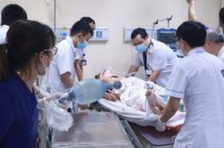 Vụ ô tô đâm hàng loạt xe máy ở Hà Nội: 1 nạn nhân tiên lượng nặng