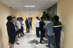 Cảnh sát kịp thời cứu cháu bé 10 tuổi 'mắc kẹt' trên tầng 20