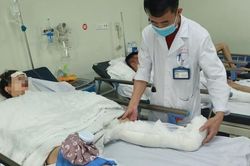 Vụ ô tô tông 17 xe máy: Mẹ cháu bé 3 tuổi bị đa chấn thương nặng