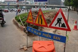 Hà Nội: Cận cảnh công trường thi công 2 cầu vượt trăm tỉ tại nút giao Mai Dịch