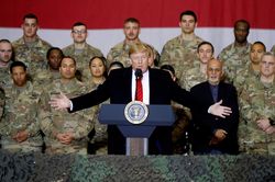 Nhà Trắng đổ lỗi ông Trump vì vụ rút quân hỗn loạn ở Afghanistan
