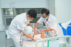 Người đầu tiên ở Việt Nam được nối hai cẳng chân bị đứt lìa