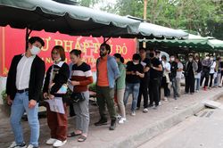 Nhiều người phải xếp hàng xin lý lịch tư pháp ở Hà Nội