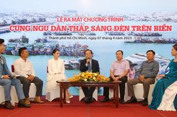 Cùng hàng nghìn ngư dân thắp sáng đèn trên biển