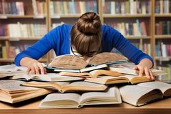 Cha mẹ ép thi công chức 5 năm, cô gái tâm thần phân liệt