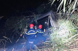 Hai ô tô lao xuống vực sâu 25m sau va chạm