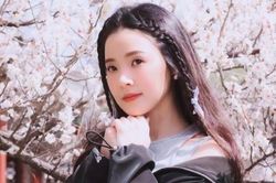 Sao Việt: Hà Kiều Anh diện 'cây' trắng thanh lịch, Midu lạc giữa vườn hoa