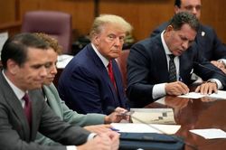Thẩm phán và công tố viên bị đe dọa sau cáo trạng của ông Trump