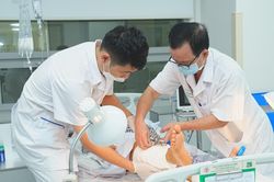 Người đàn ông đi cấp cứu với hai cẳng chân bọc trong thùng đá