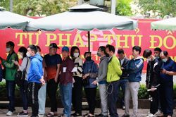 Người dân Hà Nội xếp hàng từ 4h sáng chờ làm lý lịch tư pháp