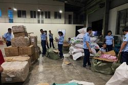 Phát hiện hàng nghìn sản phẩm không rõ nguồn gốc tại công ty vận chuyển