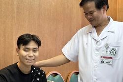 Nam sinh 16 tuổi mang khối u khổng lồ ở ngực