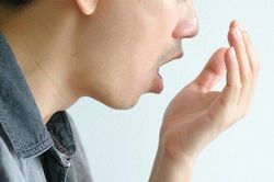 Đánh răng 3 lần/ngày nhưng vẫn hôi miệng, người đàn ông sốc khi biết bị ung thư