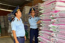 Thức ăn chăn nuôi kém chất lượng tràn lan, vì sao vẫn khó xử lý?