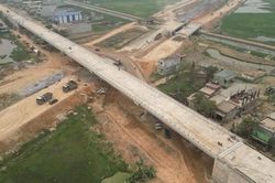 Người dân bức xúc việc đơn vị thi công cầu vượt Quốc lộ 45 tắc trách, cẩu thả
