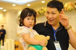 Người đàn ông bật khóc trên bàn mổ khi bác sĩ tìm được 19 'chú' tinh binh
