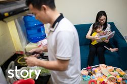 Chồng ở nhà chăm con để vợ đi làm lo kinh tế