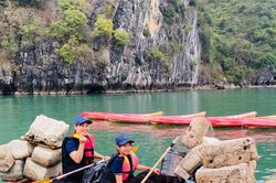 Ra quân thu dọn rác trên vịnh Hạ Long