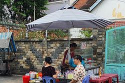 Hẻm bị lấn chiếm