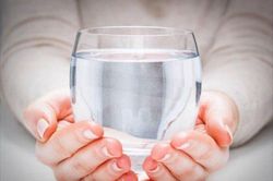 Uống nước ngay sau khi thức dậy có thật sự tốt?
