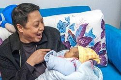 Bé quấy khóc được ông nội dỗ nín trong vài giây, mẹ 'tái mặt' khi chứng kiến