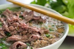 Thói quen khi ăn bún, phở cần tránh để không ảnh hưởng sức khỏe