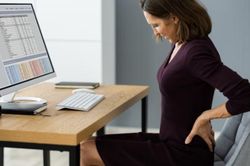 5 sai lầm dân văn phòng thường mắc phải dẫn đến đau lưng, cách khắc phục