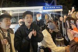 Sao nam 'Thần điêu đại hiệp' bán hàng lề đường sau scandal ngoại tình