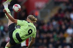 Haaland ghi siêu phẩm, Man City vùi dập Southampton, gây áp lực với Arsenal