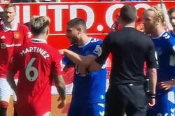 Fan MU 'mát mặt' khi Lisandro Martinez 'dằn mặt' tiền đạo Everton bằng một phong cách rất... đàn anh