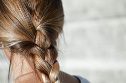 Thói quen xấu khi buộc gây rụng tóc