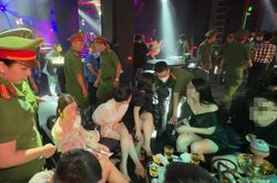 Bên trong 'căn phòng kín đáo' tại quán bar phố Tây Bùi Viện bị gần 100 cảnh sát lùng sục