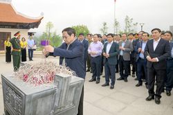 Thủ tướng Chính phủ Phạm Minh Chính dâng hương tưởng niệm Anh hùng liệt sĩ hy sinh tại Chiến trường Điện Biên Phủ