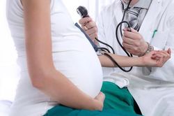 Nghỉ việc đi khám thai có được hưởng bảo hiểm xã hội?