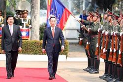 Tổng Bí thư, Chủ tịch nước Lào Thongloun Sisoulith chủ trì lễ đón chính thức Chủ tịch nước Võ Văn Thưởng