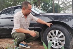 Hàng loạt ô tô bị rạch lốp khi đỗ xe quanh hồ Linh Đàm