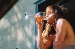Nữ hoàng sắc đẹp gây bão mạng với ảnh nóng bỏng bên ban công