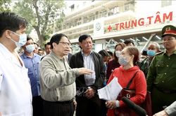 Hình ảnh Thủ tướng kiểm tra tình hình cung ứng thuốc và trang thiết bị y tế tại Hà Nội