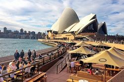 Nhà hàng ở Sydney bị tố thu phụ phí phi lý