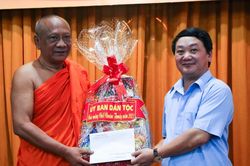 Chủ nhiệm Ủy ban Dân tộc Hầu A Lềnh chúc tết Chôl Chnăm Thmây tại TPHCM