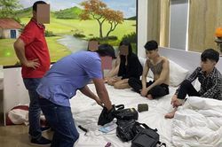 Phát hiện nhóm nam nữ đang 'bay lắc' trong khách sạn