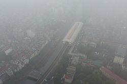Sương mù dày đặc bao phủ Hà Nội, nhiều nhà cao tầng 'mất nóc'
