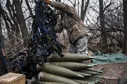 Thủ tướng Ukraine đến Canada, Nga cảnh báo việc dùng đạn uranium nghèo