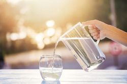 Uống nhiều nước trước bữa ăn có giúp giảm cân không?