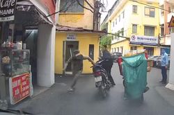 Hai tài xế 'ăn thua đủ' chỉ vì va chạm nhẹ trên đường