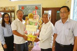Bí thư Huyện ủy, Chủ tịch UBND huyện Tri Tôn Cao Quang Liêm chúc Tết cổ truyền Chol Chnam Thmay cán bộ hưu trí người Khmer