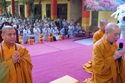 Hà Nội: Khóa tu Bát quan trai cho Phật tử đạo tràng Pháp Hoa tại chùa Bằng